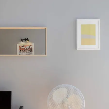 Apartment Liiiving In - Silver Light *