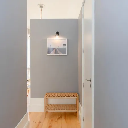 Liiiving In - Silver Light Apartment *