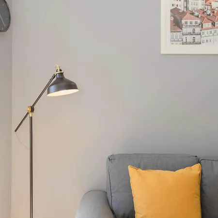 Liiiving In - Silver Light Apartment