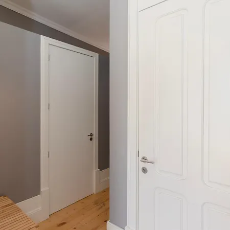 Liiiving In - Silver Light Apartment